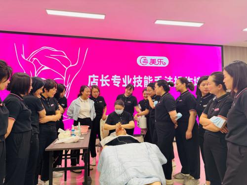 化妝品公司組織店長(zhǎng)參加專(zhuān)業(yè)技能手法操作培訓(xùn)